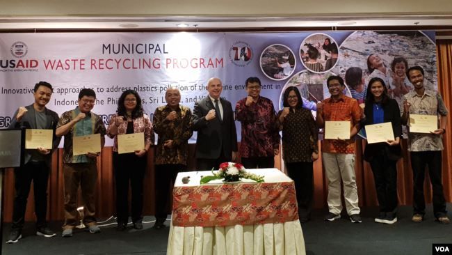 Dubes AS untuk Indonesia Joseph R. Donovan Jr, bersama perwakilan dari Kemenko Maritim, dan KLHK, serta dengan enam LSM Penerima Dana Hibah, di Jakarta, Rabu (27/3) (VOA/Ghita).