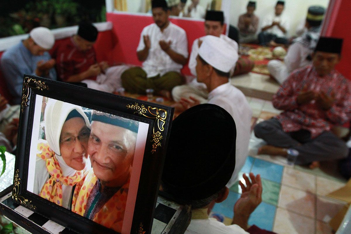 Puluhan warga dan kerabat Arbai Abdullah dan Nabaha Matseh menggelar doa mohon selamat di rumahnya  di belakang Masjid Al Muhtadin, Komp Universitas Tanjungpura, Jl Daya Nasional, Pontianak, Kalimantan Barat, Minggu (27/9/2015) pukul 19.30. Pemanjatan doa yang tak lebih dari 10 menit tersebut untuk 