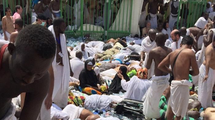 Petugas mengevakuasi jamaah Haji korban tragedi Mina, Arab Saudi, Kamis (24/9/2015). Sebuah musibah kembali terjadi di Mina usai jamaah Haji melakukan ritual lempar jumrah, 400 jamaah menjadi korban dan 220 diantaranya meninggal dunia.