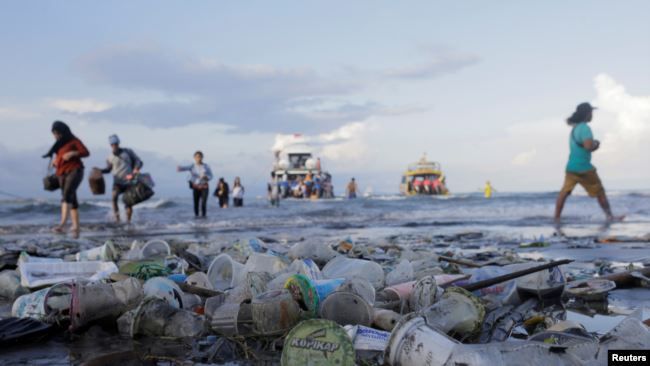 Tumpukan sampah mencemari Pantai Sanur, di Denpasar, Bali.