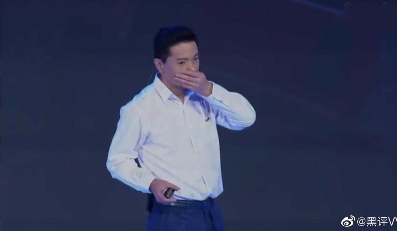 Robin Li Yanhong, CEO Baidu, yang terkejut atas serangan dadakan di muka umum itu tetap melanjutkan presentasinya.