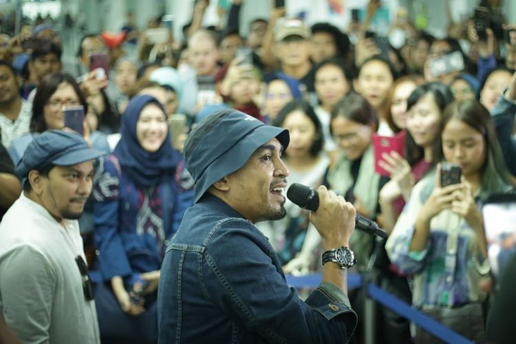 Penyanyi Tompi dan Glenn Fredly saat manggung di stasiun MRT, Jakarta Pusat. 