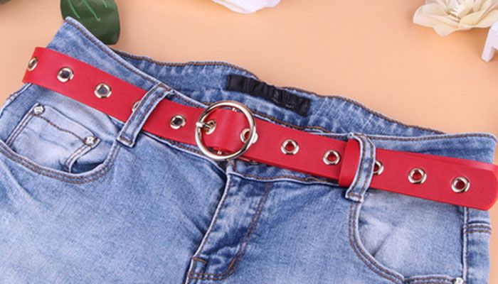 Pakai aksesori pinggang saat si pinggul besar pakai skinny jeans, tubuh kelihatan proporsional.