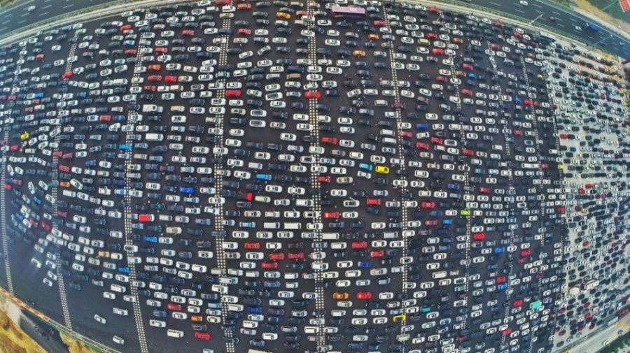 Jalan Tol di China yang dipadati kendaraan saat jam sibuk