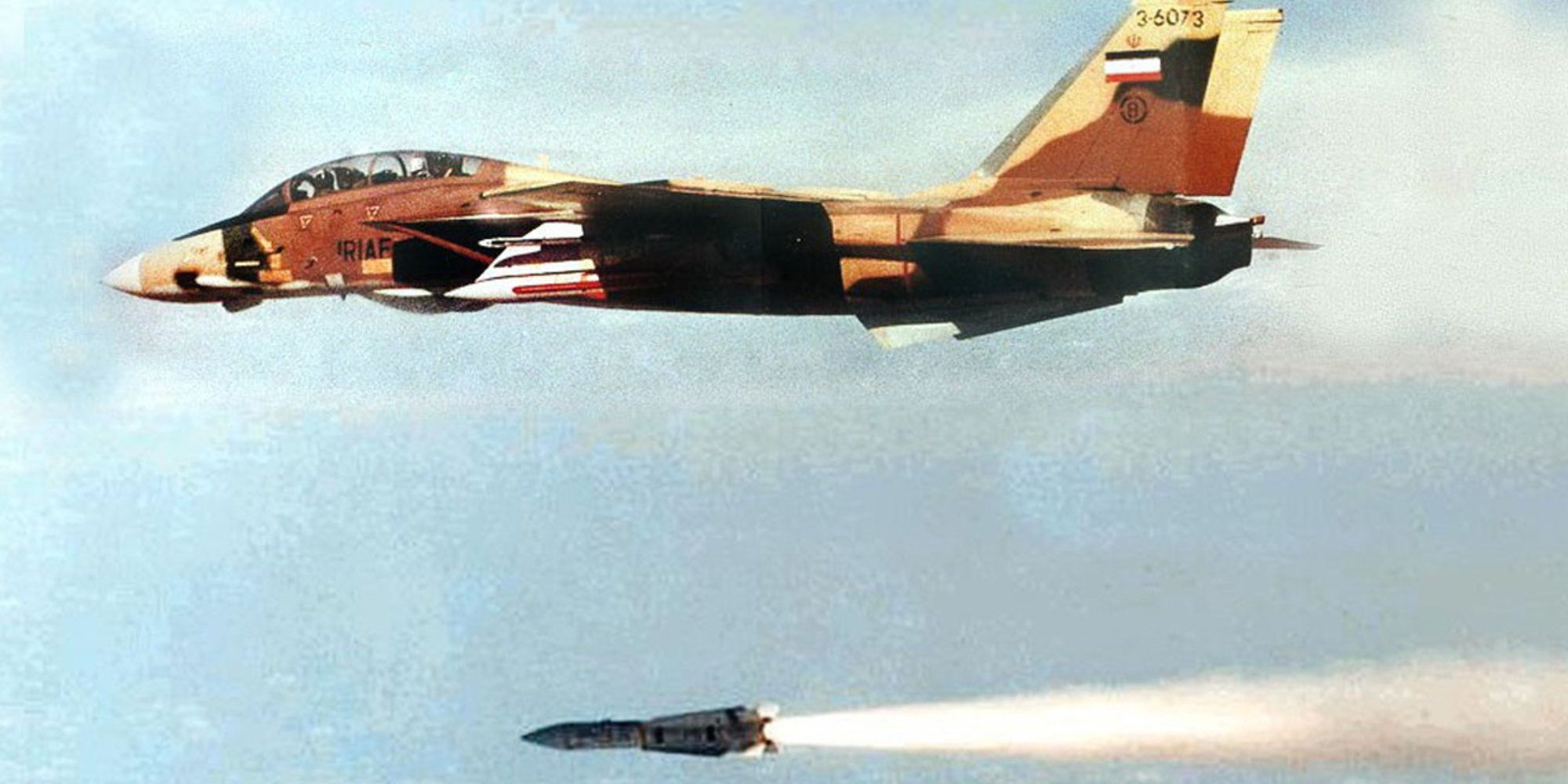 F-14 IRIAF terlihat menembakkan AIM-54 Phoenix saat perang Iran-Irak berkecamuk.