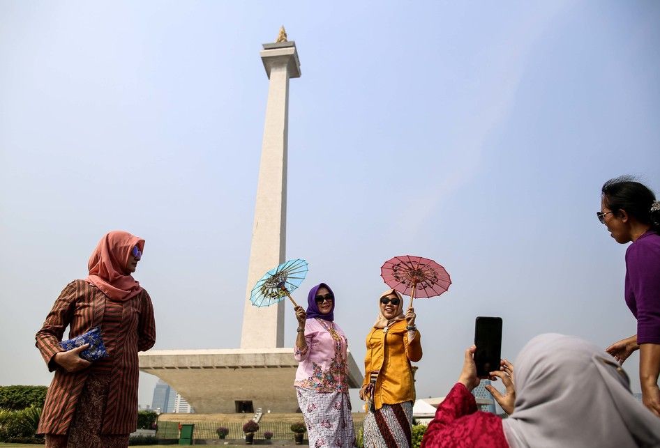 Sekelompok pegiat kebaya, menggelar kampanye gerakan #SelasaBerkebaya di sekitaran Tugu Monas, Jakarta Pusat, Selasa (2/7/2019). Kampanye #SelasaBerkebaya ini digagas untuk membiasakan perempuan mengenakan kebaya.