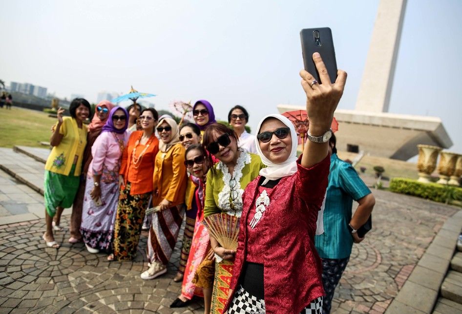 Sekelompok pegiat kebaya, menggelar kampanye gerakan #SelasaBerkebaya di sekitaran Tugu Monas, Jakarta Pusat, Selasa (2/7/2019). Kampanye #SelasaBerkebaya ini digagas untuk membiasakan perempuan mengenakan kebaya.