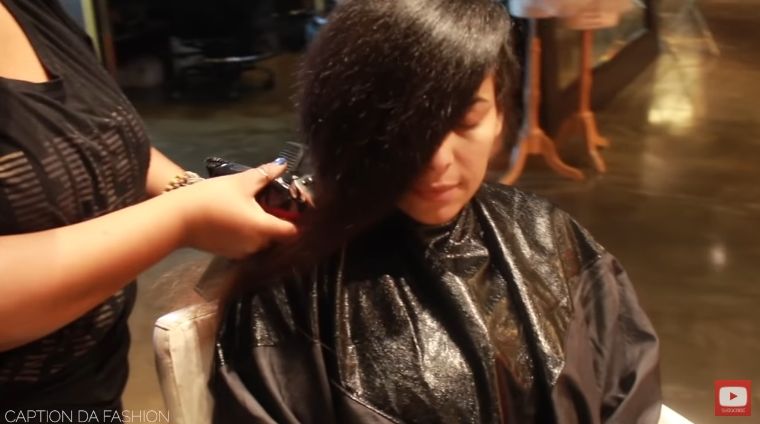 Awalnya Ingin Singkirkan Rambut Rusaknya, Wanita Ini Justru Dapatkan Hasil Potongan Rambut yang Tak Terduga, Lihat Videonya!