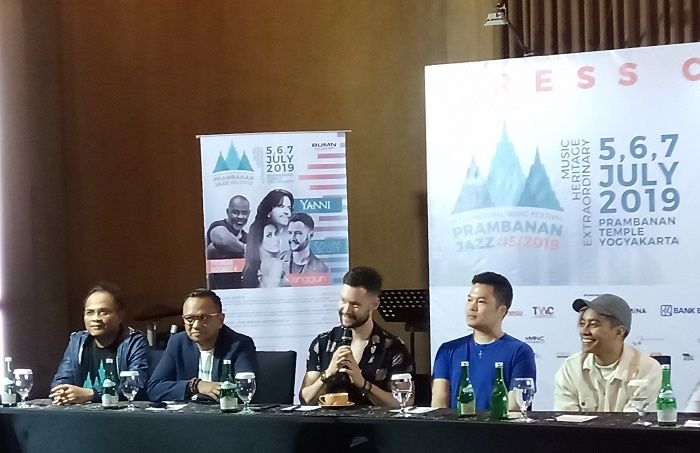 Calum Scott menjawab pertanyaan saat sesi jumpa pers