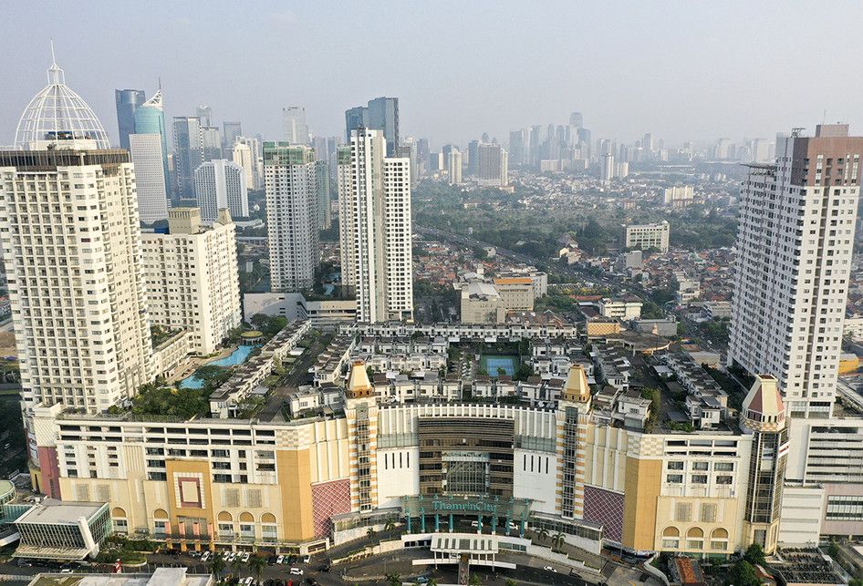 Foto aerial suasana perumahan yang berada di atas mal Thamrin City, Jakarta, Rabu (26/6/2019). Keberadaan perumahan bernama Cosmo Park di atas pusat perbelanjaan Thamrin City ini menjadi bahan perbincangan warganet sejak Selasa kemarin setelah fotonya tersebar di media sosial, terdiri dari lima blok