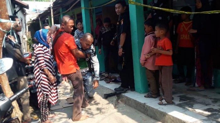 Seorang anggota keluarga korban terkulai lemas sambil terisak saat mendatangi rumah duka sekaligus lokasi ditemukannya jenazah korban bocah umur 8 tahun di Desa Cipayung Girang, Kecamatan Megamendung, Kabupaten Bogor, Rabu (3/7/2019).