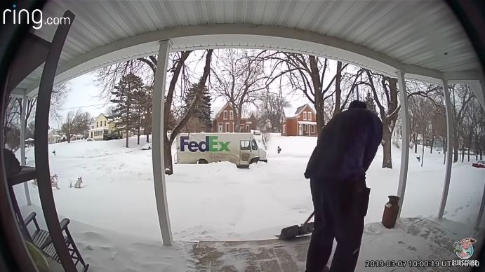 Setelah Tahu Suaminya Meninggal, Supir Ini Terekam Video Tengah Menyekop Salju dari Beranda Rumah Janda
