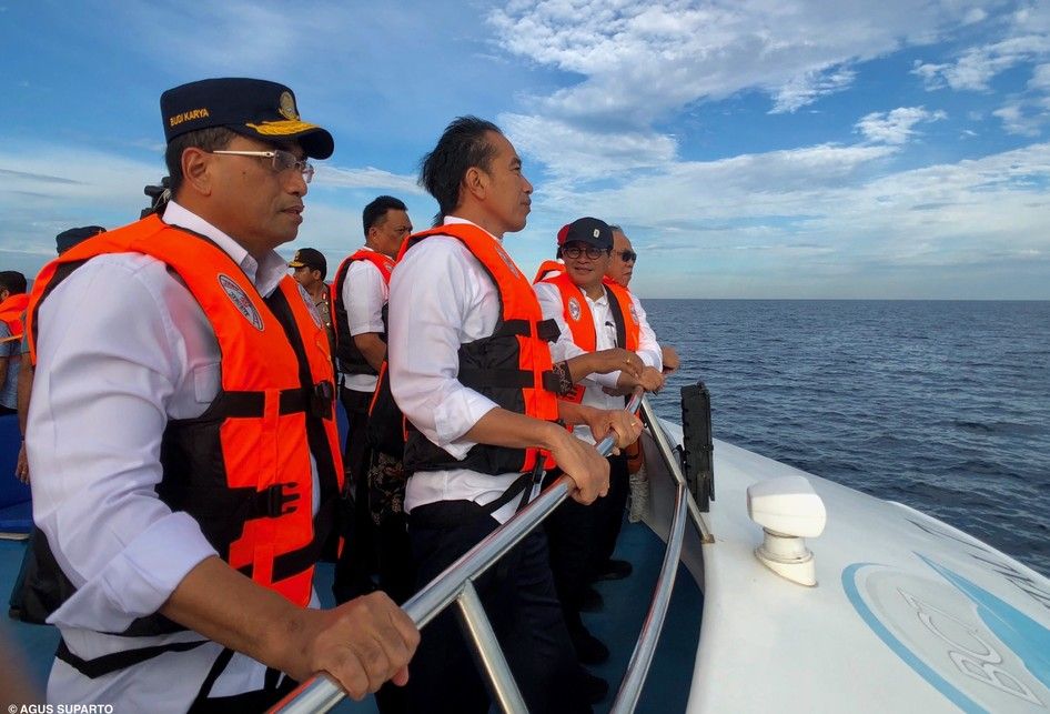 Presiden Joko Widodo (tengah) saat berkunjung ke Kepulauan Bunaken, Jumat (5/7/2019). Turut pula mendampingi Presiden adalah Gubernur Sulawesi Utara Olly Dondokambey, Sekretaris Kabinet Pramono Anung, Menteri Perhubungan Budi Karya Sumadi, Menteri PUPR Basuki Hadimuljono.