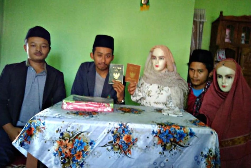 Foto pria menikah dengan manequin yang viral