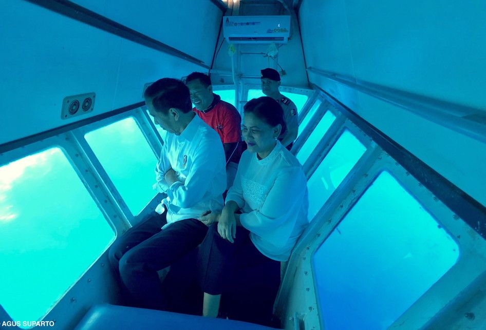 Presiden Joko Widodo bersama Ibu Negara Iriana Widodo saat melihat taman laut di Kepulauan Bunaken, Jumat (5/7/2019). Turut pula mendampingi Presiden adalah Gubernur Sulawesi Utara Olly Dondokambey, Sekretaris Kabinet Pramono Anung, Menteri Perhubungan Budi Karya Sumadi, Menteri PUPR Basuki Hadimuljono.