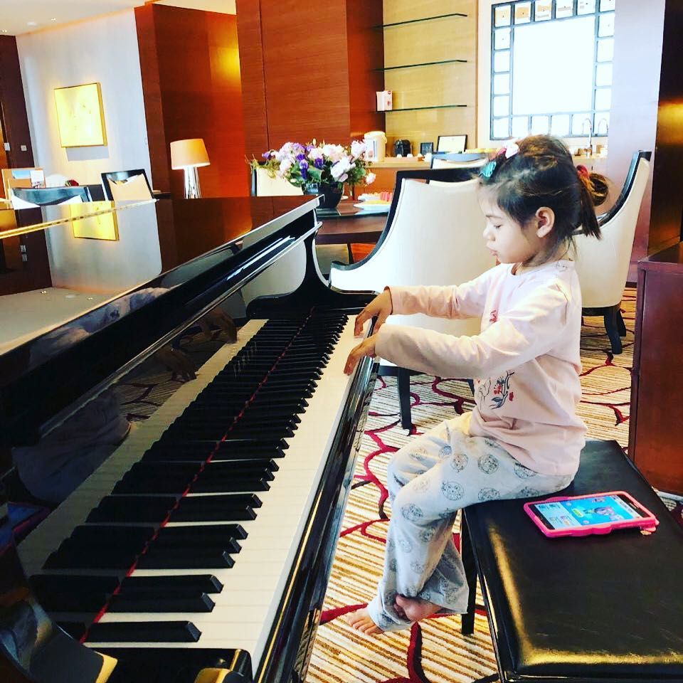 Anak SIti KDI bermain piano