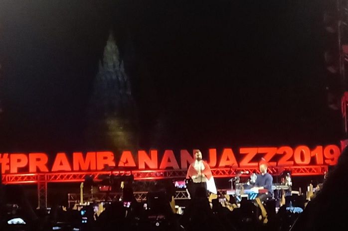 Calum Scott membawa bendera merah putih di atas panggung Prambanan Jazz Festival 2019