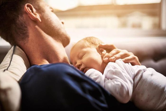 Tidur bersama bayi bisa berbahaya buat bayinya.