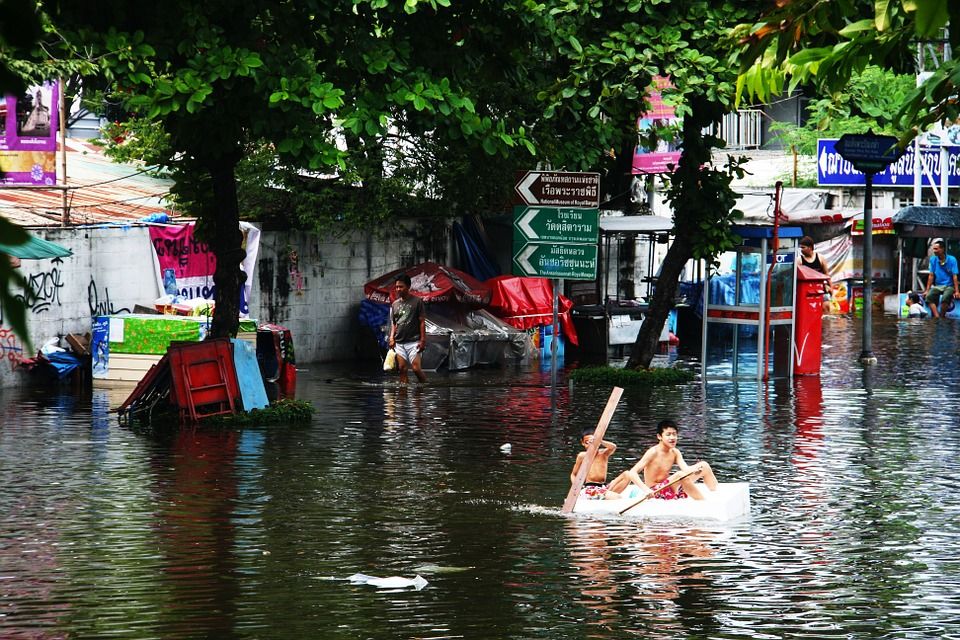Ilustrasi melihat banjir