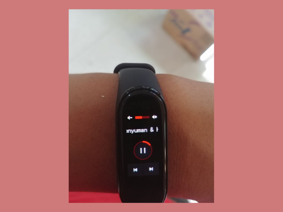 MI Band 4 dapat menjadi alat kontrol saat memutar musik