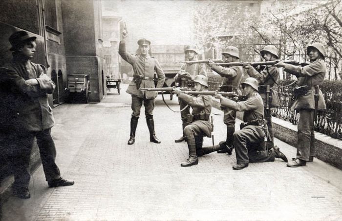 Eksekusi seorang komunis Jerman di Munich tahun 1919