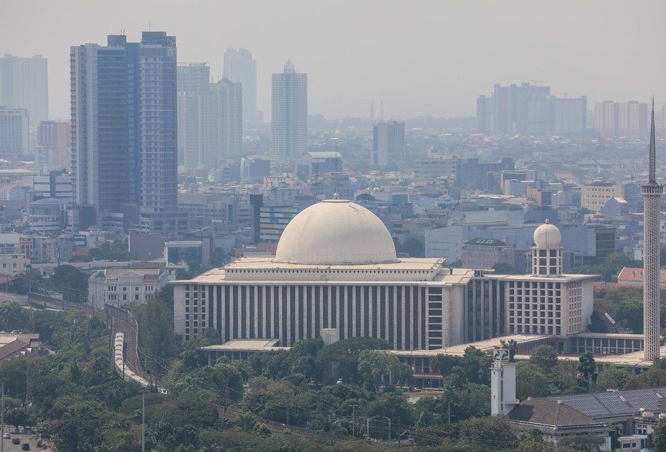 Suasana berbagai bangunan terlihat samar karena kabut polusi di Jakarta Pusat, Senin (8/7/2019). Kualitas udara di DKI Jakarta memburuk pada tahun ini dibandingkan tahun 2018. Prediksi ini berdasarkan pengukuran PM 2,5 atau partikel halus di udara yang berukuran lebih kecil dari 2,5 mikron (mikrometer).