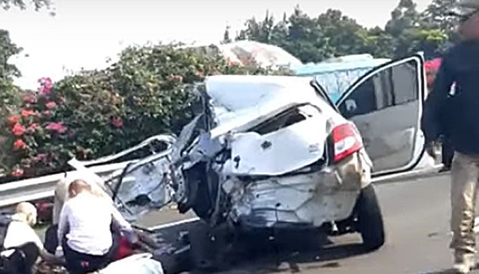 Bokong Datsun Go sampai tinggal setengah, kelar diseruduk Bus Damri di tol Jagorawi.