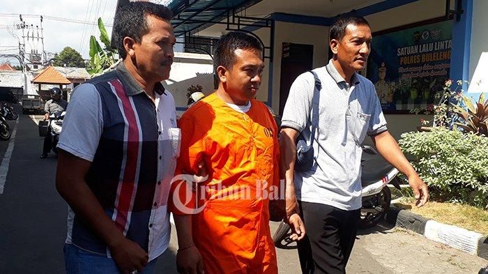 Polisi menggiring pelaku Gede Suri ke Mapolres Buleleng, Sabtu (6/7/2019).   