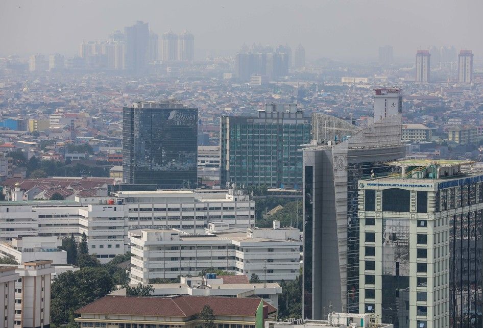 Suasana gedung bertingkat yang terlihat samar karena kabut polusi di Jakarta Pusat, Senin (8/7/2019). Kualitas udara di DKI Jakarta memburuk pada tahun ini dibandingkan tahun 2018. Prediksi ini berdasarkan pengukuran PM 2,5 atau partikel halus di udara yang berukuran lebih kecil dari 2,5 mikron (mikrometer).