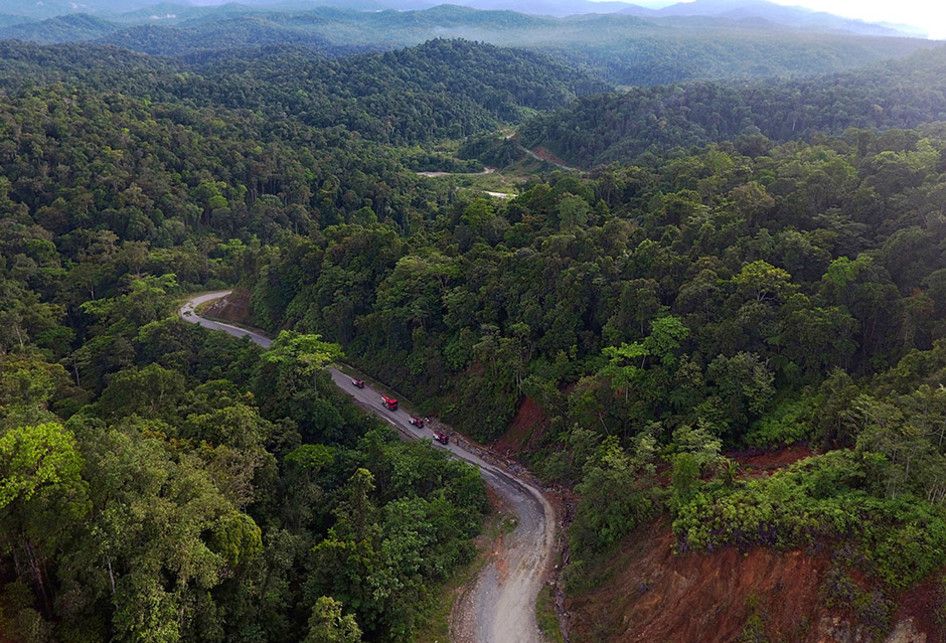 Sejumlah truk pengangkut BBM dari TBBM Nabire melintasi kawasan hutan menuju sejumlah daerah pedalaman di antaranya dogiyai, paniai hingga yang terjauh Kampung Obano di Papua, Rabu (28/11/2018). Meski dengan upaya distribusi yang tidak mudah, program BBM satu harga menjadi sangat vital bagi masyarakat pedalaman Papua guna mendukung berbagai aktivitas mereka.