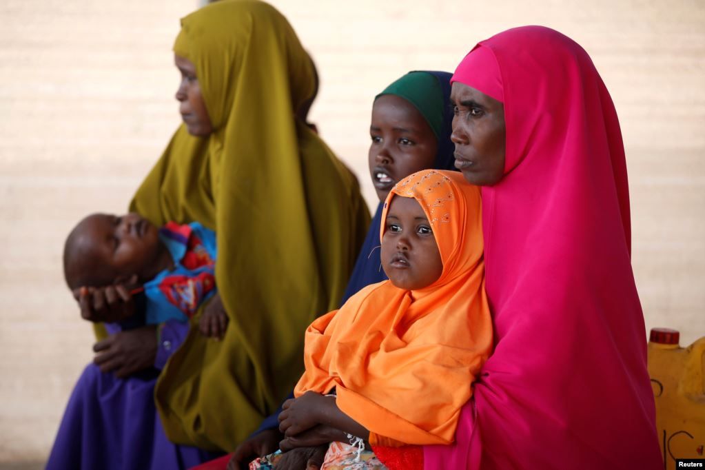 Somalia: 949.700 (2018), turun dari 986.400 pada 2017.  Para pengungsi Somalia menunggu untuk menaiki pesawat kembali ke Somalia sebagai bagian program repatriasi sukarela PBB di kamp pengungsi Dadaab, Kenya, 19 Desember 2017.