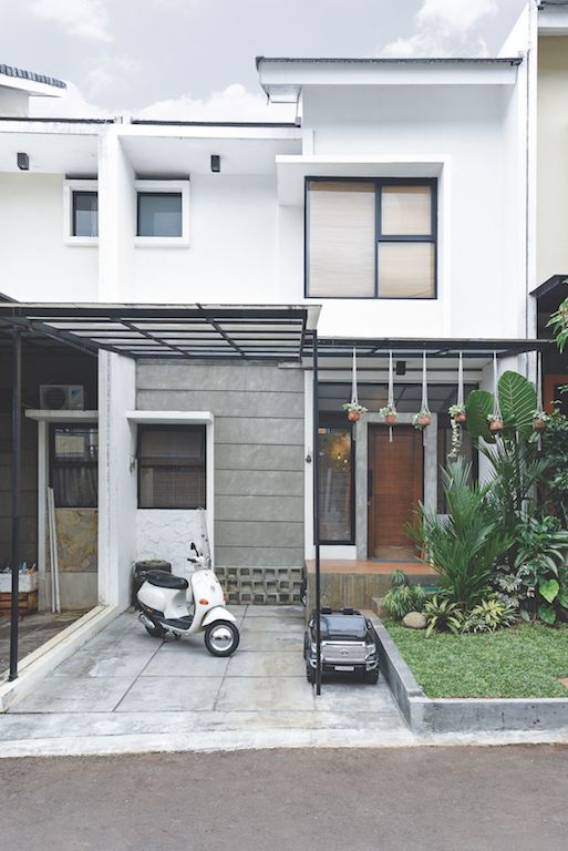 Hanya Seluas 120 M, Rumah Mungil Bergaya Industrial Ini Menyelipkan Unsur Natural dengan Vertikal Garden!