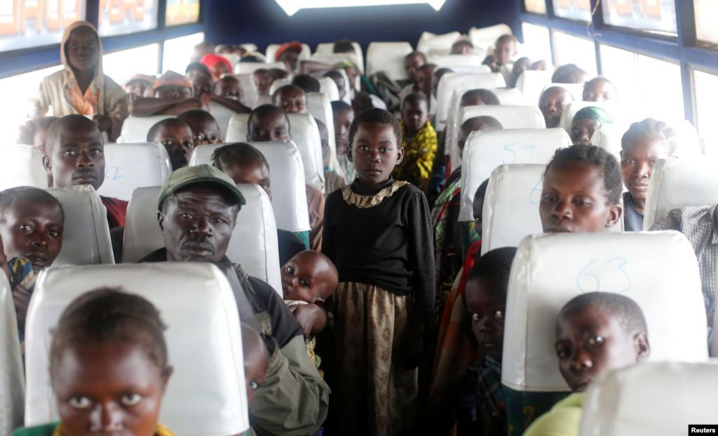 Republik Demokratik Kongo: 720.300 (2018), naik sedikit dari 2017.  Keluarga warga Kongo yang melarikan diri dari pertikaian etnis di Republik Demokratik Kongo dengan menyeberangi Danau Albert, duduk di dalam bus setelah tiba di kamp Badan PBB untuk Uru