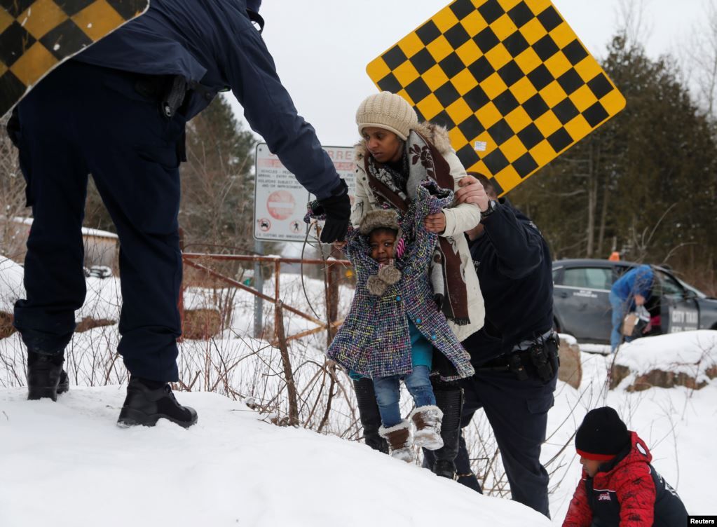  Sudan: 724.800 (2018) vs 694.600 orang (2017).  Seorang perempuan, yang mengaku kepada polisi bahwa dia dan keluarganya melarikan diri dari Sudan, ditahan oleh Polisi Kanada saat tiba dengan taksi dan berjalan melintasi perbatasan AS-Kanada, ke Hemmingford, Quebec, 14 Februari 2017.