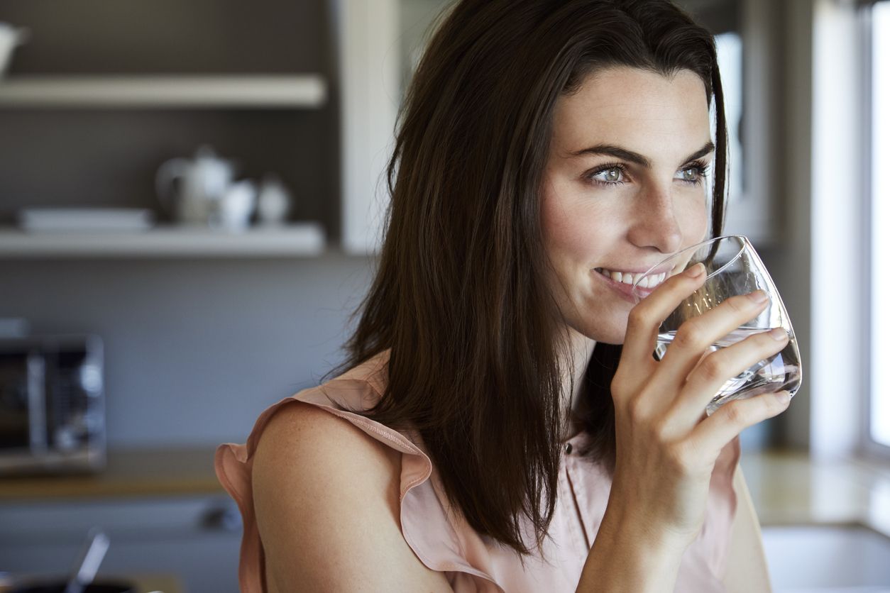 Menghidrasi Kulit Apakah Cukup dengan Minum Air putih? 