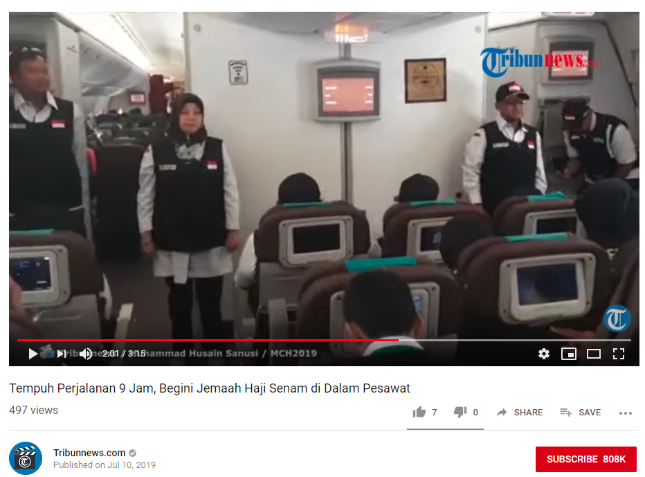 Video yang memperlihatkan tim kesehatan jamaah haji akan memimpin senam di pesawat. 