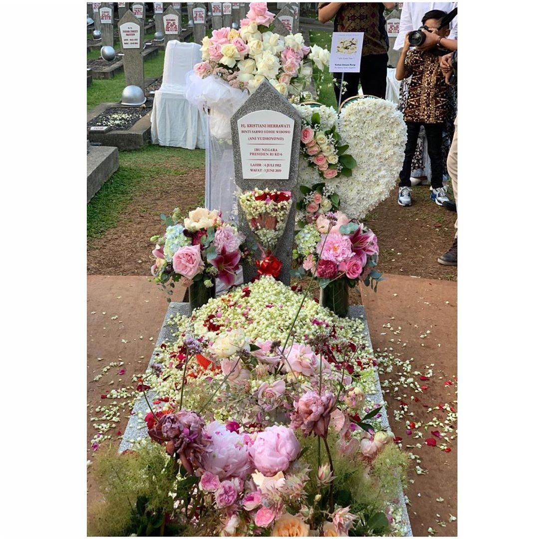 Ziarah makam Ani Yudhoyono