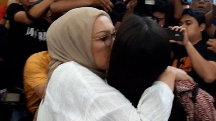 Ratna Sarumpaet langsung cium dan peluk anaknya usai vonis 2 tahun penjara yang dijatuhkan Majelis Hakim.
