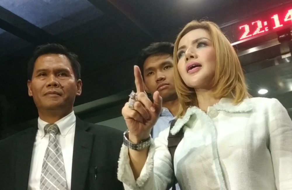 Barbie Kumalasari dan pengacaranya, Rihat Hutabarat saat dijumpai Grid.ID di Direktorat Reserse Kriminal Khusus Polda Metro Jaya, Rabu (10/7/2019).