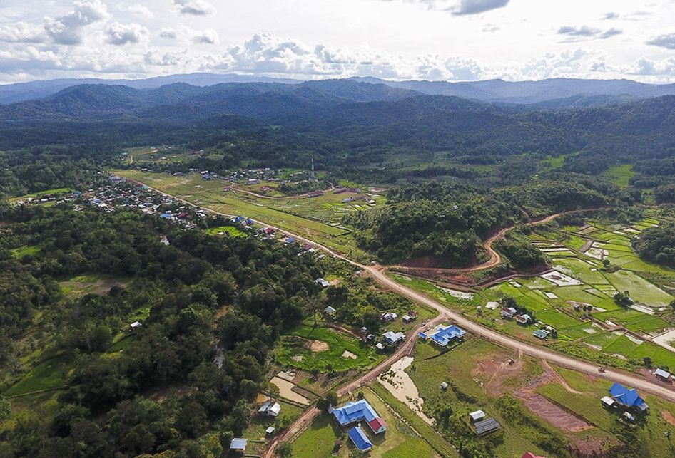 Foto udara suasana perkampungan di Krayan Selatan, Kabupaten Nunukan, Kalimantan Utara, Jumat (16/11/2018). BBM satu harga merupakan program Pemerintah melalui Pertamina yang bertujuan untuk memberikan rasa keadilan energi yang nyata bagi masyarakat di perbatasan seperti di Krayan.