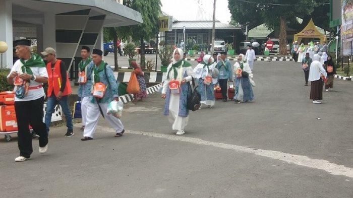 Suasana di Asrama Haji Sudiang, Makassar, tampak calon jamaah haji berdatangan. 