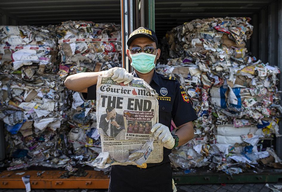 Petugas bea cukai memeriksa kontainer yang dipenuhi sampah asal Australia di sebuah pelabuhan di Surabaya, Selasa (9/7/2019). Indonesia menyatakan akan mengembalikan sampah dalam jumlah besar mencapai 210 ton ke negara asal pengirim, Australia.