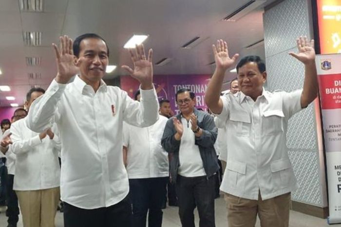 Prabowo saat bertemu Jokowi di stasiun MRT Jakarta