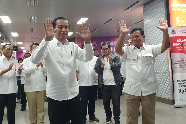  Saat Jokowi dan Prabowo memberikan jumpa pers bersama di Stasiun MRT Senayan, Sabtu (13/7/2019).