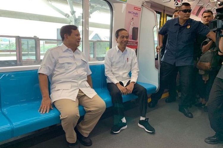  Saat Jokowi dan Prabowo bersama menaiki kereta MRT dari Stasiun Lebak Bulus, Sabtu (13/7/2019).