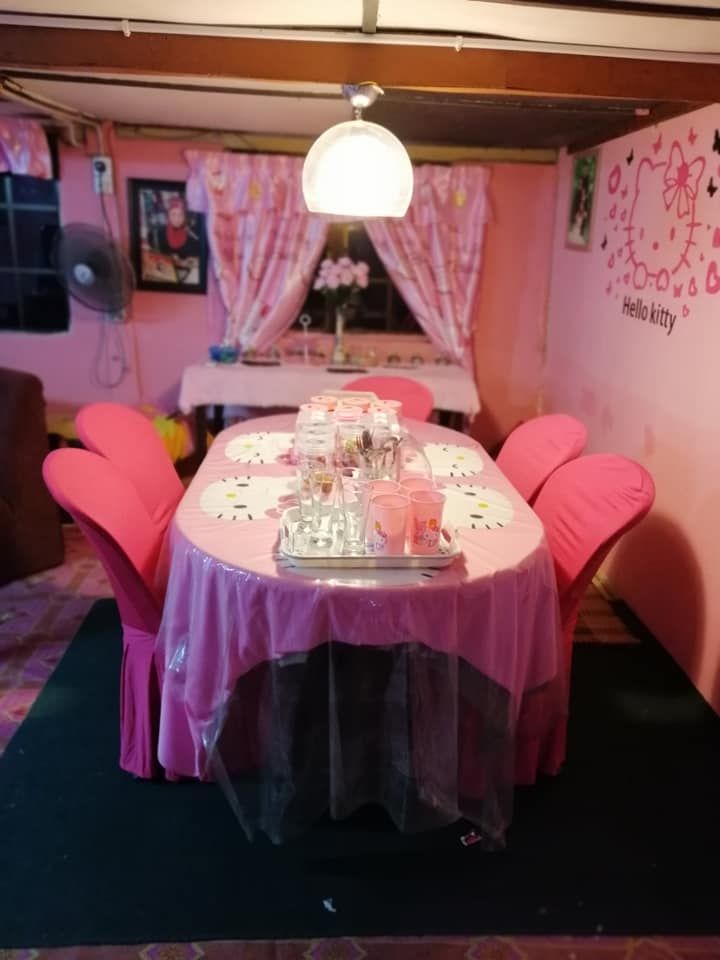 Ruang makan serba pink
