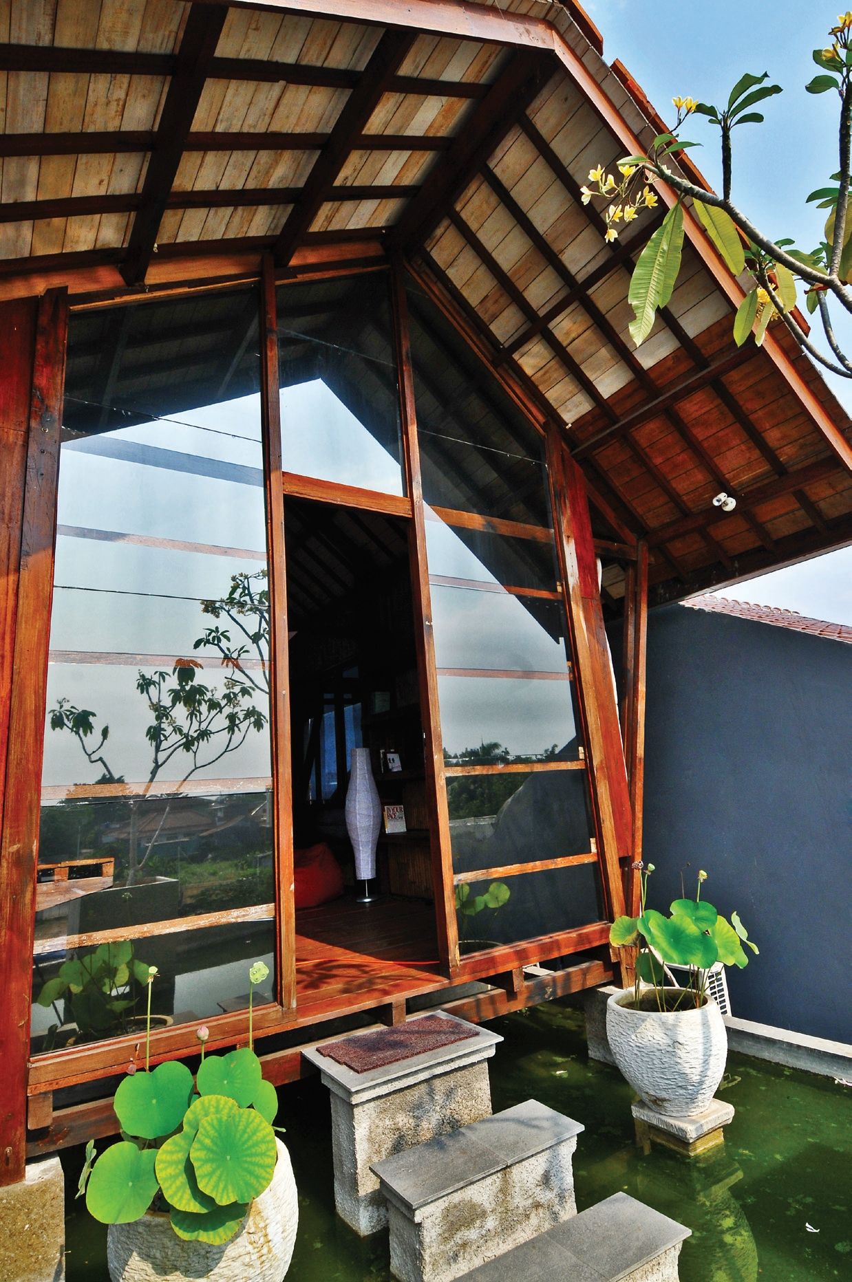 Mulai dari Wall Climbing hingga Tangga Angklung, Kepoin Rumah Kantor Karya Arsitek dalam Negeri Ini