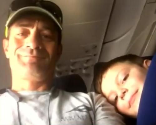 Bepergian dengan Pesawat Sendirian, Anak Autis Ini Mendapatkan Perlakuan Tak Terduga dari Penumpang Sebelahnya, Ini Videonya!