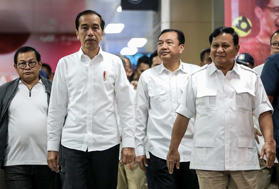 Presiden Joko Widodo dan Ketua Umum Partai Gerindra, Prabowo Subianto memberikan keterangan pers di Stasiun MRT Senayan, Jakarta Pusat, Sabtu (13/7/2019). Kedua kontestan dalam Pemilihan Umum Presiden dan Wakil Presiden tahun 2019 lalu ini bertemu di Stasiun MRT Lebak Bulus dan selanjutnya naik MRT 