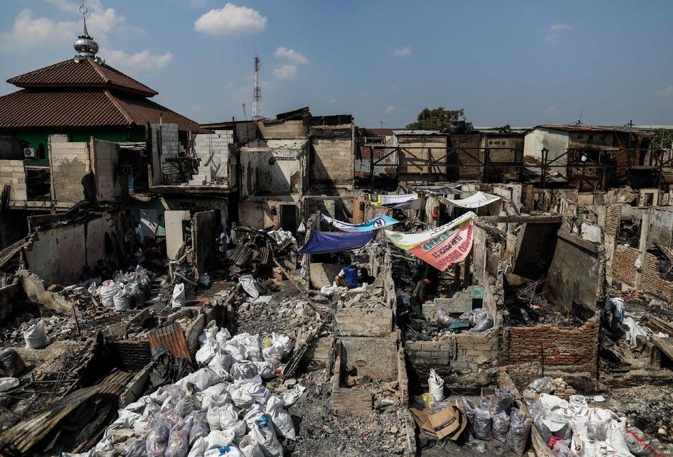 Suasana di lokasi permukiman padat penduduk yang terbakar di Kampung Bali Matraman, Tebet, Jakarta Selatan, Jumat (12/7/2019). Kebakaran yang melanda 150 rumah di permukiman padat di kawasan kampung Bali Matraman mengakibatkan 1.400 orang kehilangan tempat tinggal dan terpaksa mengungsi.
